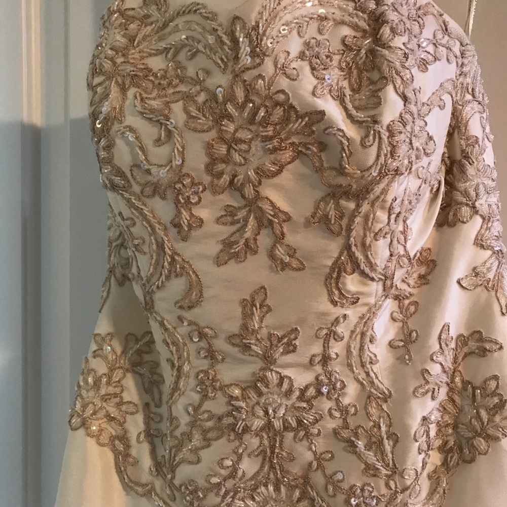Wedding/Quincenera dress size 4 with adjustable tie in back